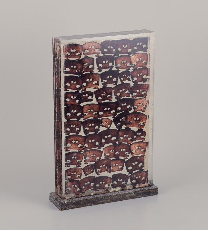 Fernandez Arman (1970–1993). Akkumulation af brændte træ-violin-broer i resin, ramme af plexiglas.
