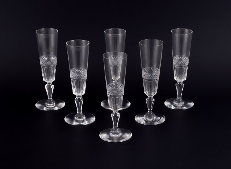 Et sæt på seks mundblæste franske champagnefløjter i krystalglas. Facetslebet. Håndlavet.