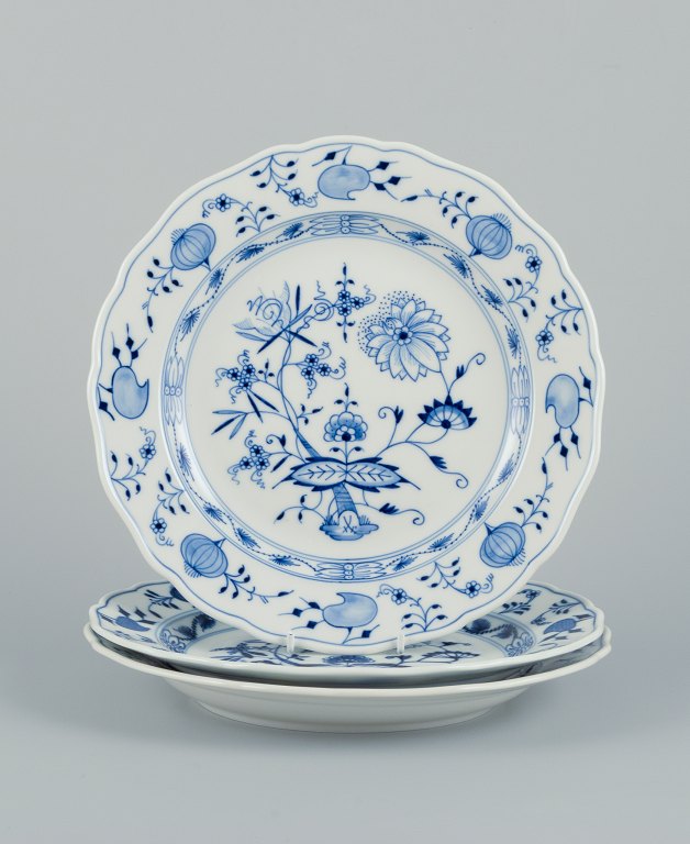 Meissen, Germany. A set of three Blue Onion Pattern dinner plates in porcelain. Hand-painted.