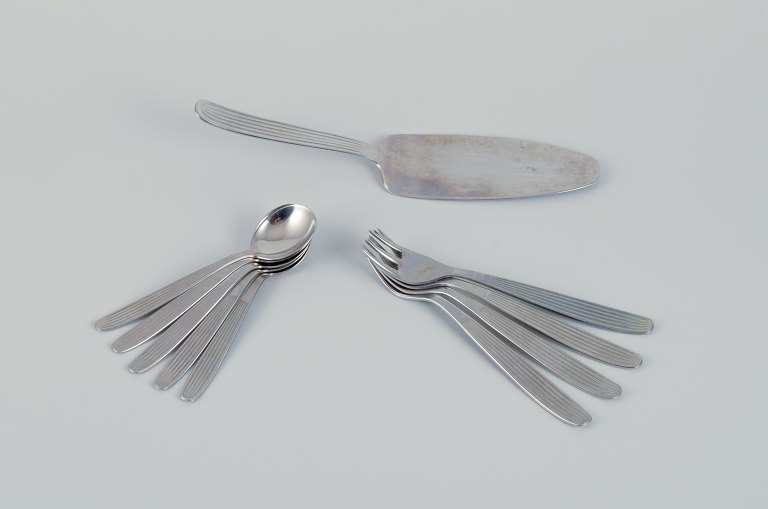 Kaj Franck for Hackman, Finland. Ti dele ”Scandia” bestik bestående af fem kaffeskeer, fire gafler og en smørrebrødsspade i rustfrit stål.
