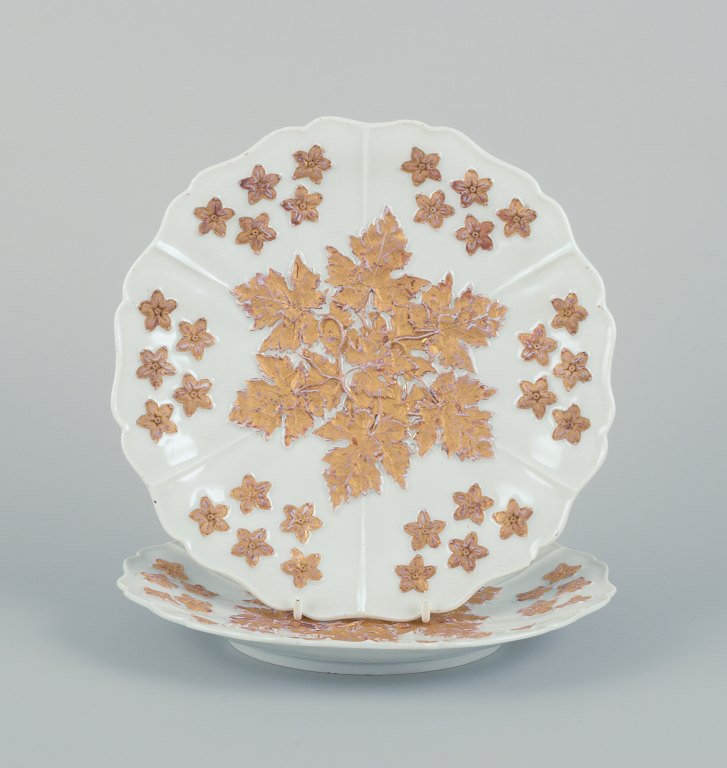 Meissen, Tyskland. Et par antikke porcelænsfade dekoreret med blomster i bladguld.