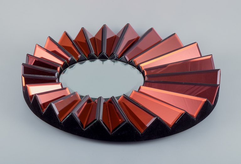 Olivier de Schrijver (1958), fransk designer. Futuristisk ”Simba Rouge” unika vægspejl udført i kobberfarvet metallisk akrylglas. Facetslebet spejl.
