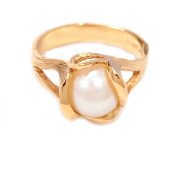 Per Borup 14kt guld Dream Changeling ring med perle. Leveres med to ekstra sten med hvem perlen kan udskiftes. Ringstr. 57
