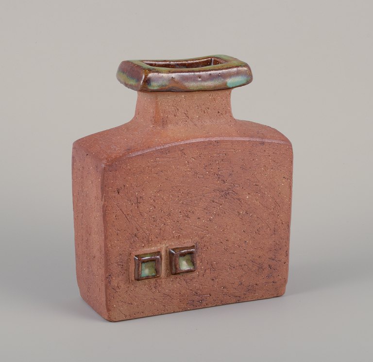 Curt Magnus Addin (1931-2007), svensk keramiker. Eget værksted. Unika keramikvase i modernistisk stil. Chamotte-ler.