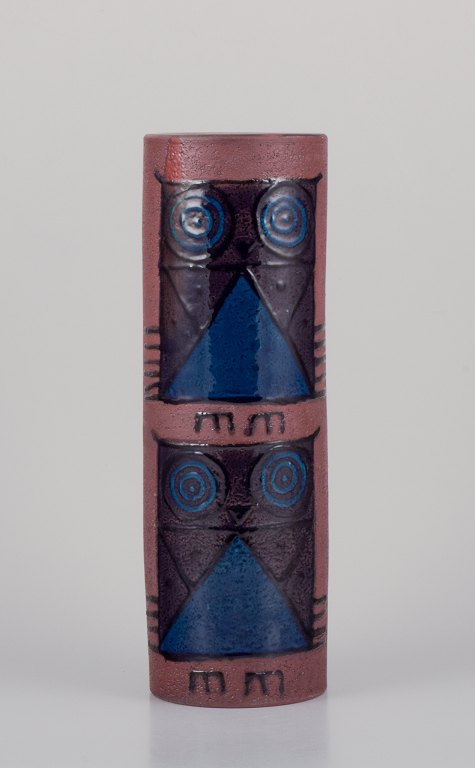 Inger Persson (1936-2021) for Rörstrand Atelje, Sverige. Stor unika keramikvase.Cylinderformet. Dekoration med ugler.