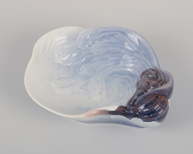 Effie Hegermann Lindenkrone for Bing og Grøndahl. Art Nouveau skål i porcelæn med motiv af krebs og vandplanter. Underglasur.