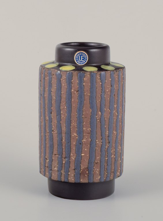 Mari Simmulson (1911-2000) for Upsala Ekeby. Keramikvase med blå linjer og gule prikker.