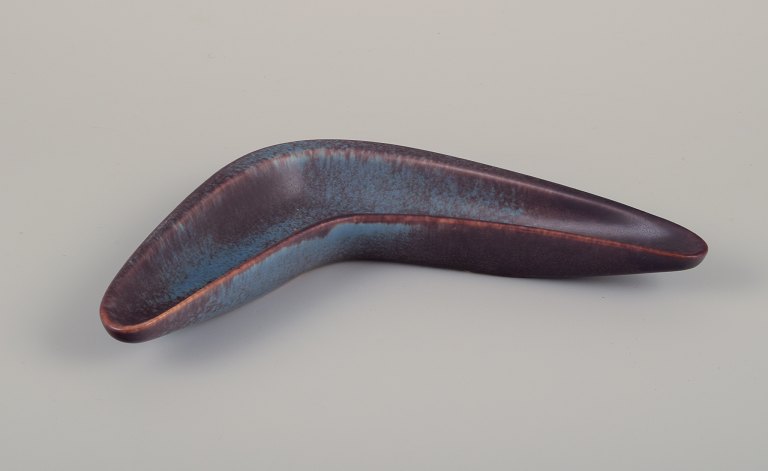 Gunnar Nylund for Rörstrand. Boomerang-format skål i keramik.Glasur i blå og violette toner.