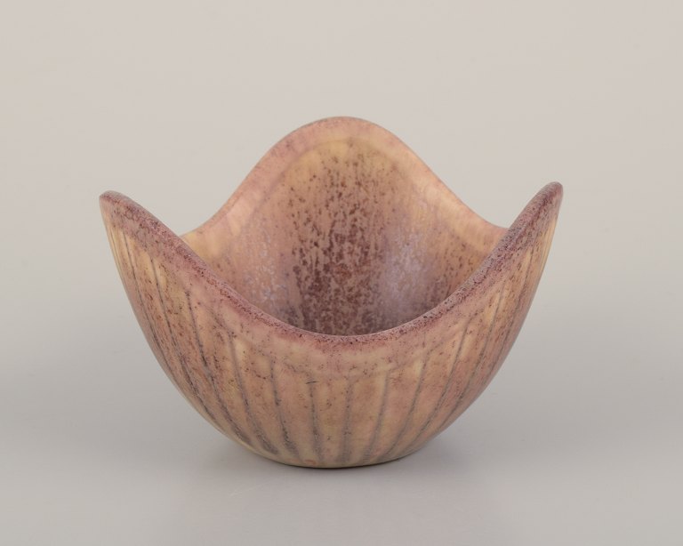 Gunnar Nylund for Rörstrand. Small ceramic bowl with ribbed design.Eggshell glaze in earthy tones.