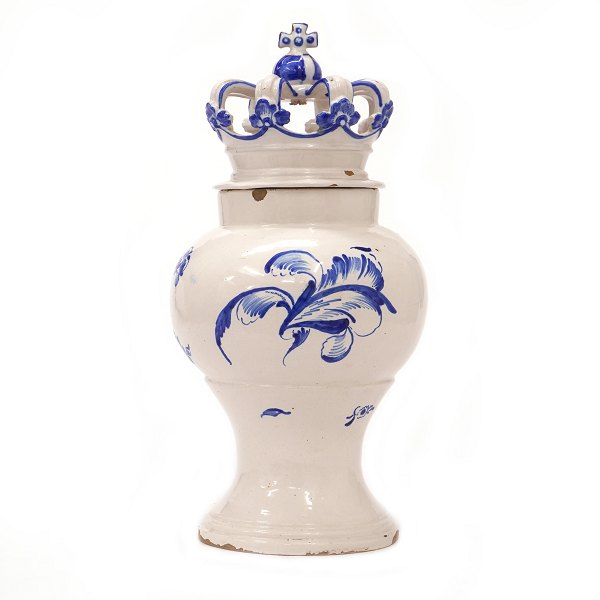 Potpourrivase i blådekoreret fajance fra Slesvig i Johann Rambusch periode, 1758-73. H: 33cm
