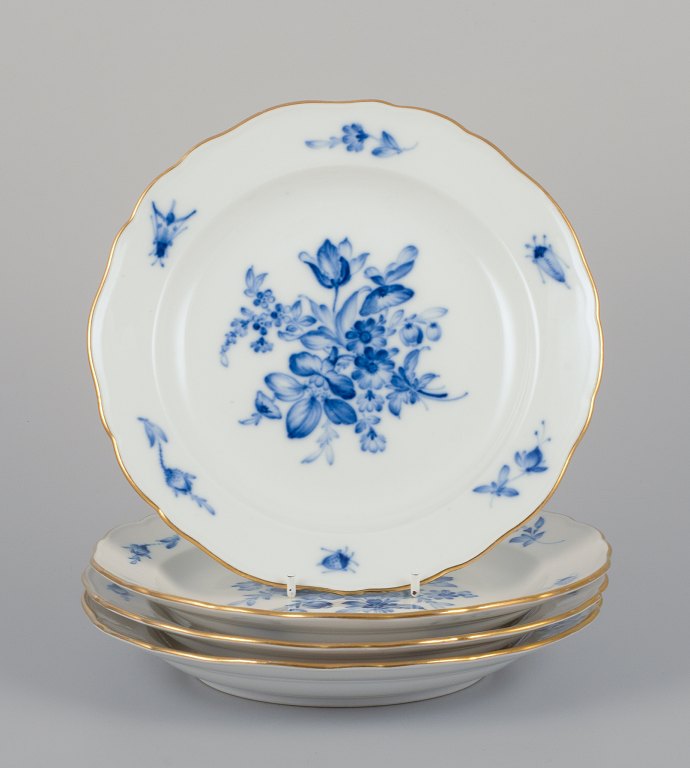 Meissen, Tyskland. Et sæt på fire antikke porcelænstallerkner håndmalet med blå blomster og insekter, guldkant.