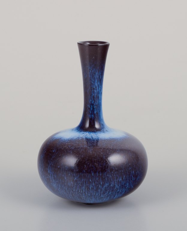 Gunnar Nylund (1904-1997) for Rörstrand, Sverige.Miniaturevase med slank hals. Glasur i blålige og violette nuancer.