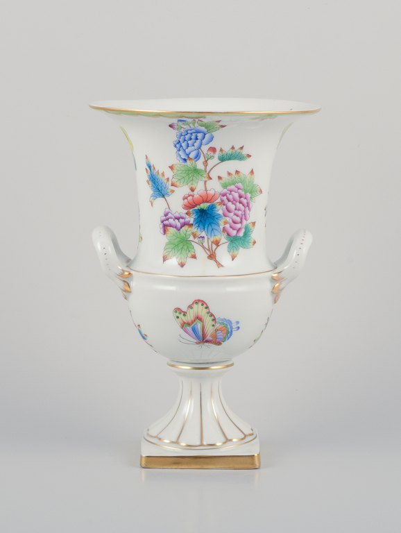 Herend, Ungarn. Stor porcelænsvase med hanke. Håndmalet med blomstermotiver og sommerfugle.