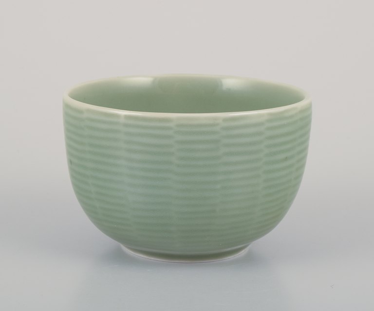 Axel Salto (1889-1961) for Royal Copenhagen. Keramikskål med riflet dekoration. Celadon glasur.