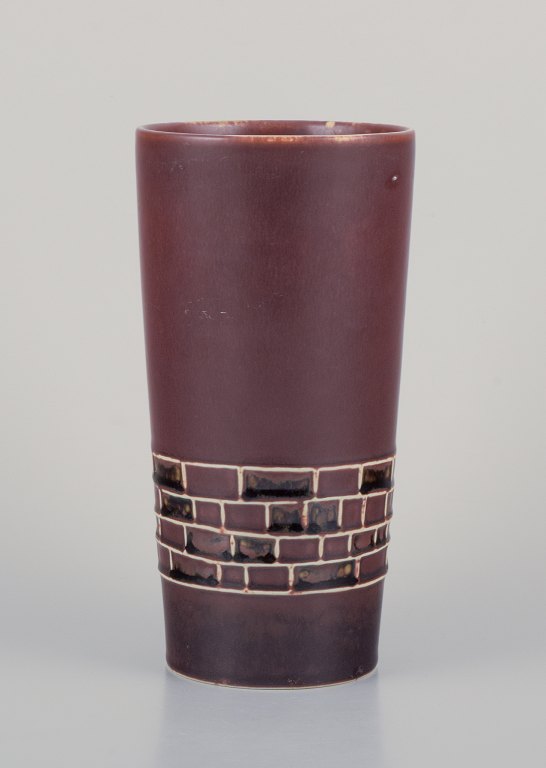 Hertha Bengtsson (1917-1993) for Rörstrand. Keramikvase med glasur i brune nuancer. Geometriske felter.