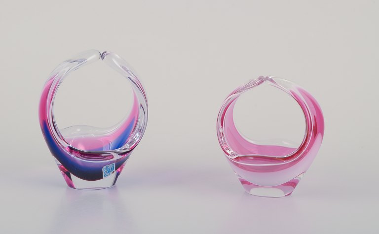 Paul Kedelv for Flygsfors, Sverige. To "Coquille Fantasia" kunstglasvaser. I lyserødt, lilla og klart glas.