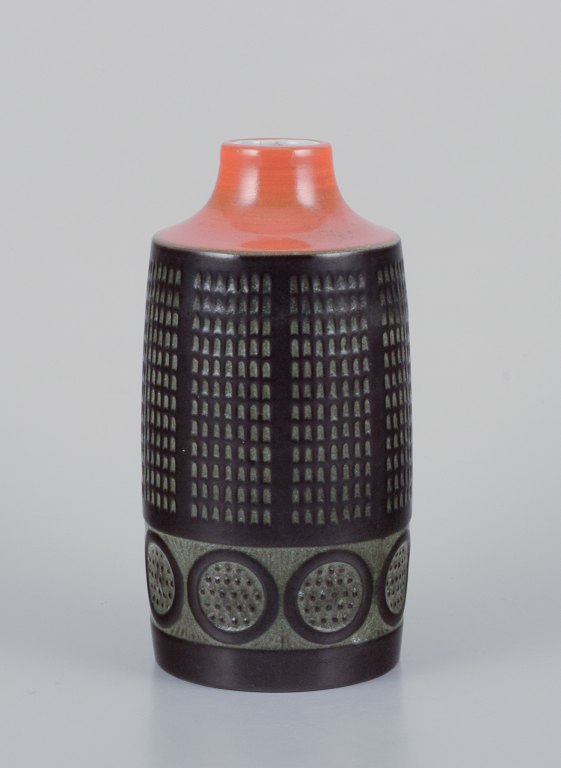 Mari Simmulson for Upsala Ekeby, Sverige. Keramikvase i modernistisk stil. Glasur i orange og brune toner.