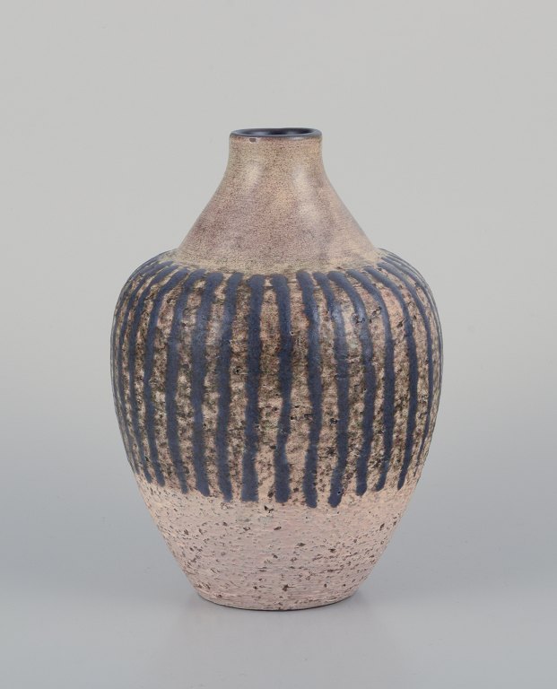 Mari Simmulson (1911-2000) for Upsala Ekeby, Sverige. Keramikvase i modernistisk stil. Dekoreret med mørkeblå striber på sandfarvet bund.