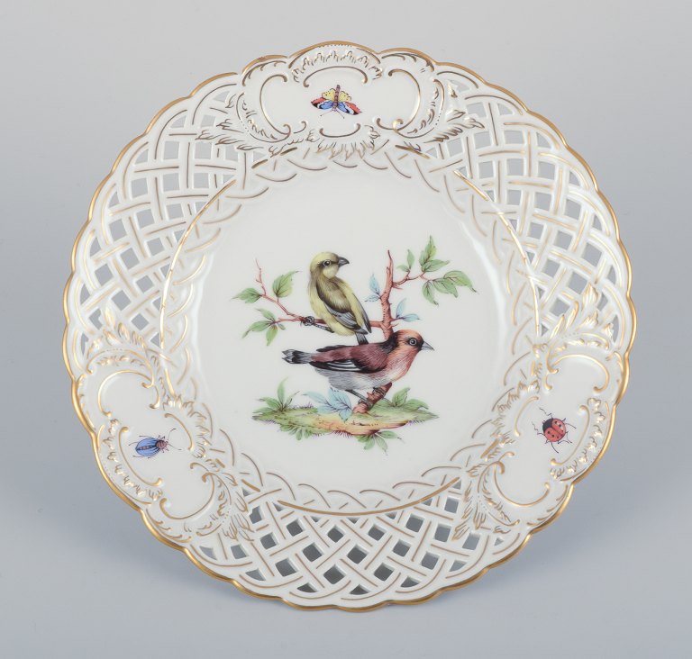 Meissen, Tyskland.  Gennembrudt porcelænstallerken. Håndmalet med fuglemotiv og insekter, guldkant.