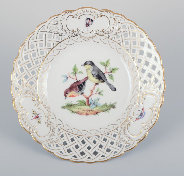 Meissen, Tyskland.  Gennembrudt porcelænstallerken. Håndmalet med fuglemotiv og insekter, guldkant.