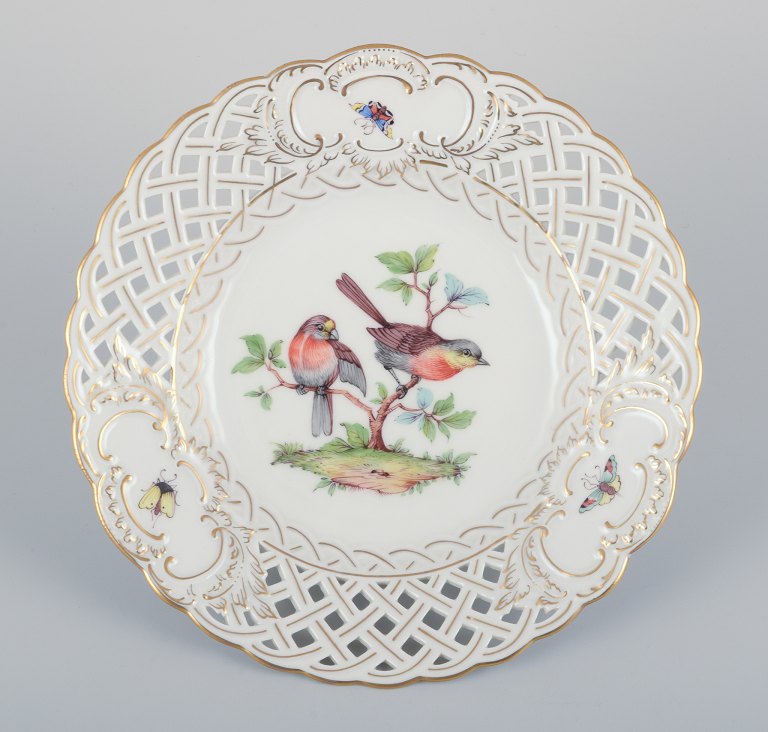 Meissen, Tyskland.  Gennembrudt porcelænstallerken. Håndmalet med fuglemotiv og insekter, guldkant.