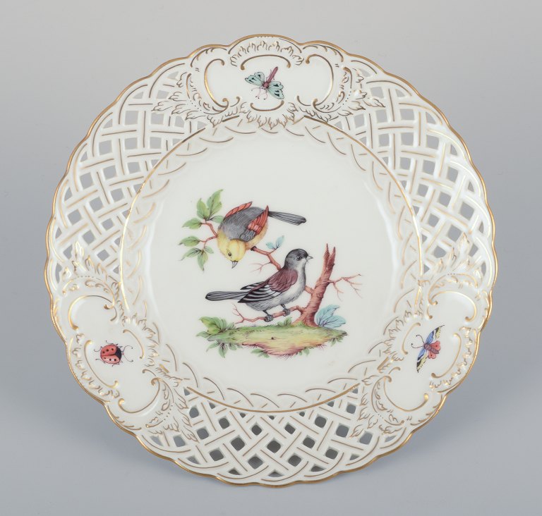 Meissen, Tyskland.  Gennembrudt porcelænstallerken. Håndmalet med fuglemotiv og insekter, guldkant.
