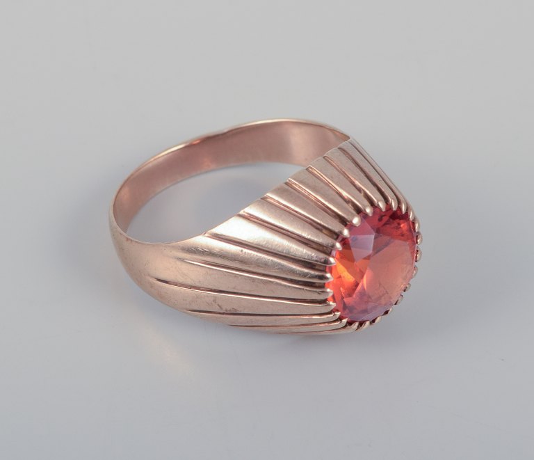 Hermann Siersbøl. Herre-guldring i Art Deco-stil.Med facetslebet orange halvædelsten.