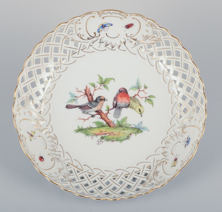 Meissen, Tyskland.  Stor gennembrudt skål. Håndmalet med fuglemotiv og insekter, guldkant.