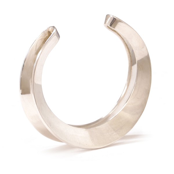 Hans Hansen armring i sterlingsølv. Let oval form, gennembrudt. Stempet Hans Hansen. D indv: 5,8x5,2cm