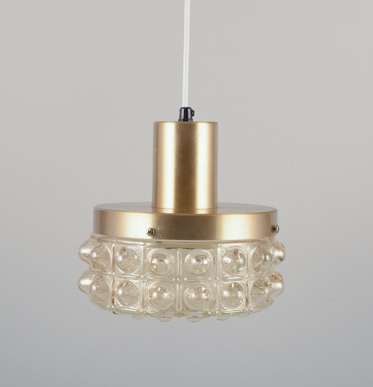 Helena Tynell, finsk glaskunstner, for Limburg.Designer loftslampe i klart glas og metal.