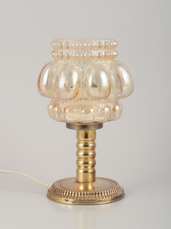 Helena Tynell, finsk glaskunstner, for Limburg.Designer bordlampe i klart glas og metal.
