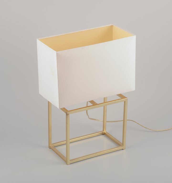 Designer bordlampe i messing med hvid skærm i stof. Modernistisk og stilrent design.