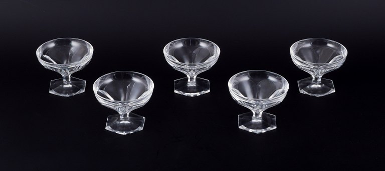 Baccarat, Frankrig, et sæt på fem Art Deco champagneskåle i klart krystalglas. Facetslebet.