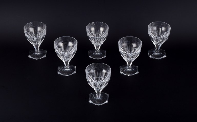 Baccarat, Frankrig, et sæt på seks Art Deco rødvinsglas i klart krystalglas. Facetslebet.