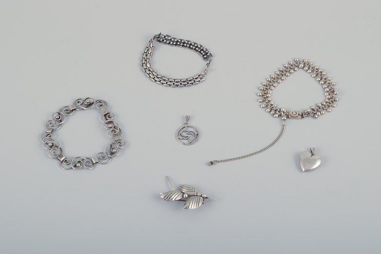 N. E. From med flere danske sølvsmede. Tre armbånd, en broche og to vedhæng i sterlingsølv og 830 sølv.