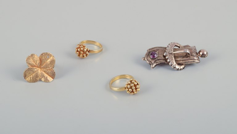 Flora Danica jewellery med mere. Tre Flora Danica fingerringe i forgyldt sterlingsølv samt en sølvbroche prydet med violet halvædelsten.