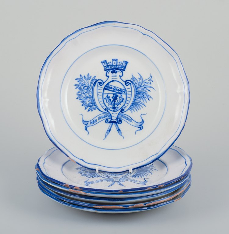 Emile Gallé for St. Clement, Nancy. Et sæt på seks middagstallerkner i håndmalet fajance. Dekoreret med våbenskjold.