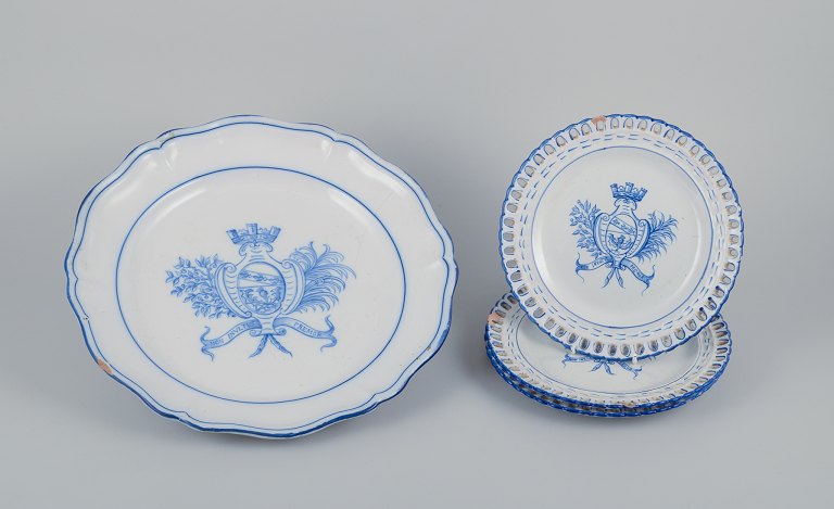 Emile Gallé for St. Clement, Nancy. Stort rundt serveringsfad samt tre gennembrudte tallerkner i håndmalet fajance.