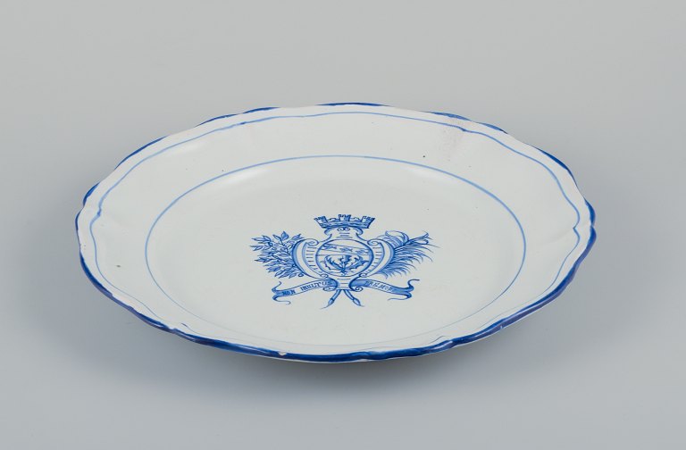Emile Gallé for St. Clement, Nancy. Stort rundt serveringsfad i håndmalet fajance.