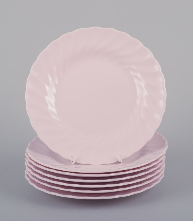 Tuscan, England, syv tallerkner i lyserødt porcelæn med bølget kant.Fine English bone China.