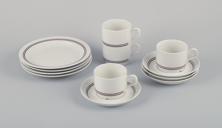Rörstrand, Sweden. Coffee service in glazed porcelain consisting of four coffee cups, four saucers, and four plates.