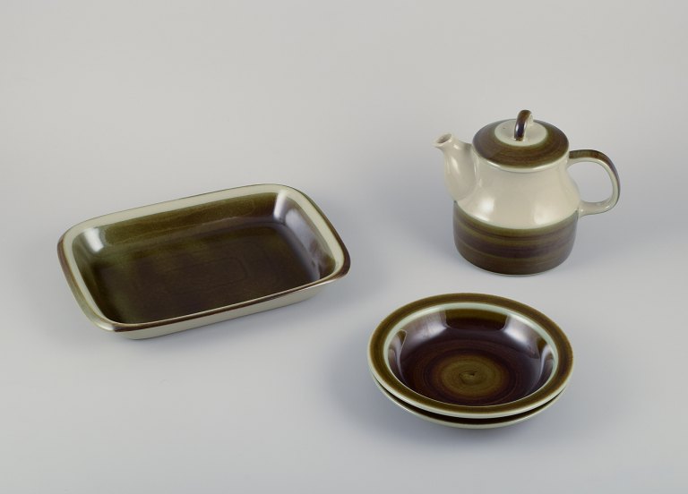 Marianne Westman (1928-2017) for Rörstrand, Sweden. Four pieces of "Maya" stoneware. A teapot, two deep plates, and a large serving dish in stoneware.