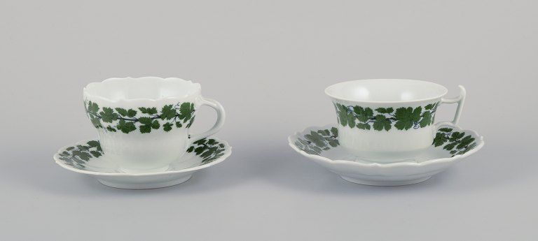 Meissen, Tyskland, Green Ivy Vine, to store morgenkopper med tilhørende underkopper.