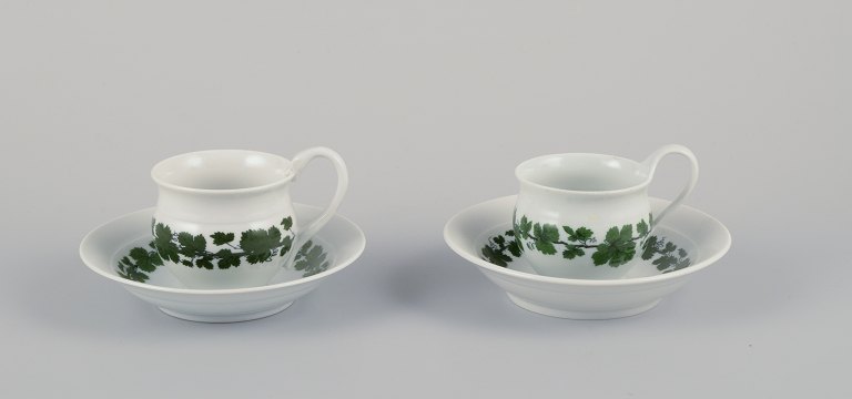 Meissen, Tyskland, Green Ivy Vine, to kaffekopper med høj hank med tilhørende underkopper.