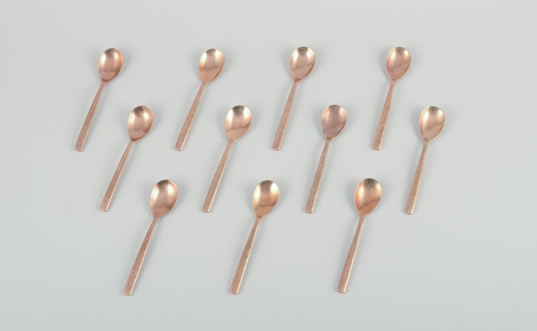 Skandinavisk designer. Et sæt på elleve kaffeskeer i hammerslået messing. Håndlavet i høj kvalitet.