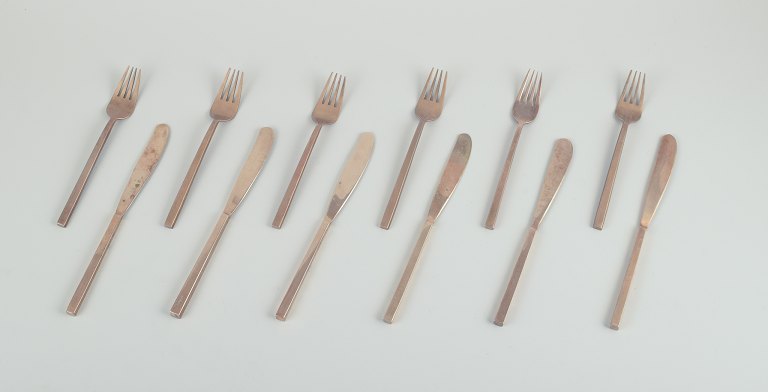 Sigvard Bernadotte "Scanline" brass flatware.Six-person dinnerware set consisting of six dinner forks and six dinner knives.
