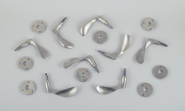 Arne Jacobsen (1902-1971). Fire par dørgreb af patineret hvidbronceret metal med beslag.