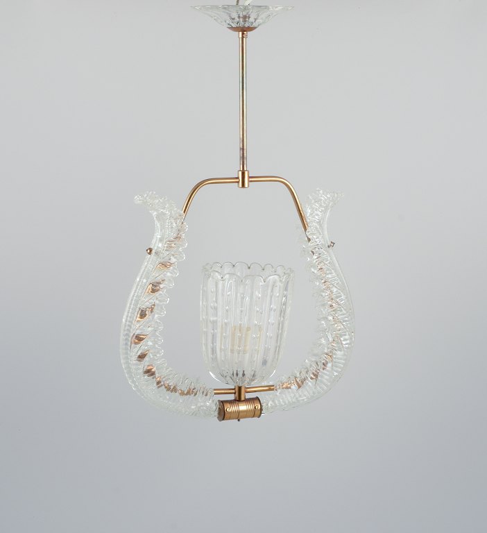Murano, Italien. Loftslampe i klart matteret kunstglas og messing. Art Deco-stil.