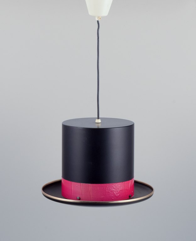 Hans Agne Jacobsson. Loftslampe i form af top hat i sort metal med rødt hattebånd og messingliste.