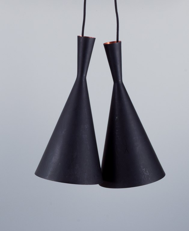 Et par Tom Dixon, Beat Light Tall pendler, udført af hammerslået metal belagt med mat legering.